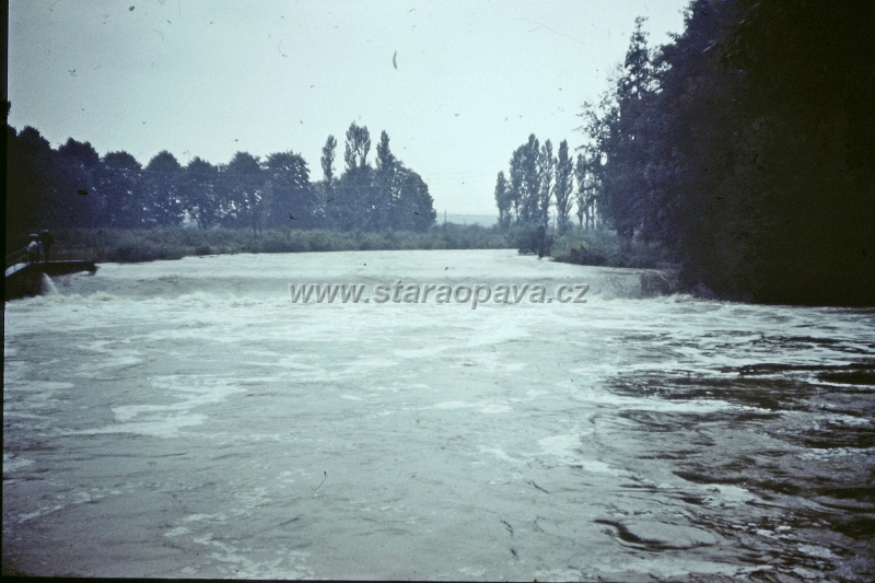 1977 (6).JPG - Povodně 1977 - vojenský splav